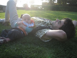 Avec son papa, couché dans l'herbe